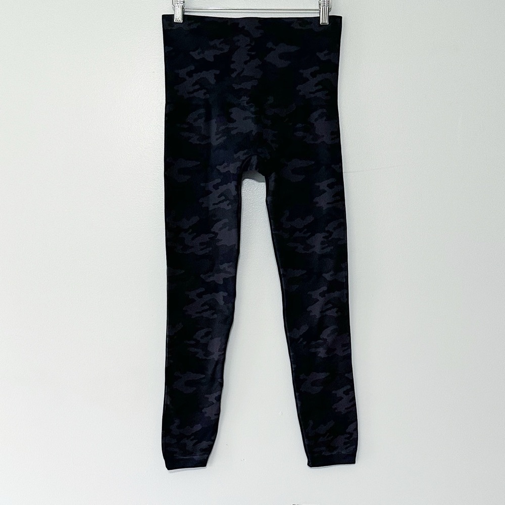 Spanx Look At Me Now‎ Seamless Leggings in Black Camo Size 1X Light Compression